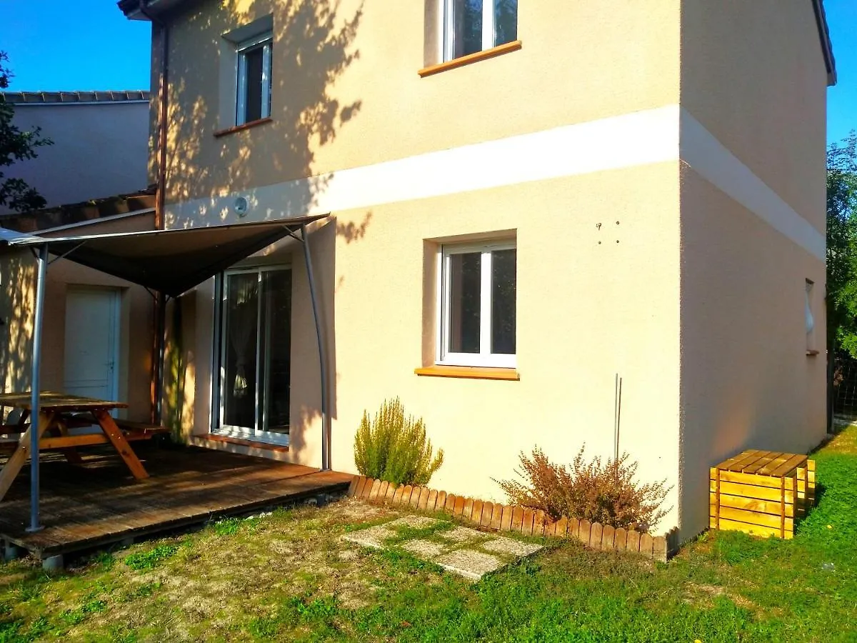 Holiday home Le Clos Andree: Charming North Montauban Home with Garden and Garage