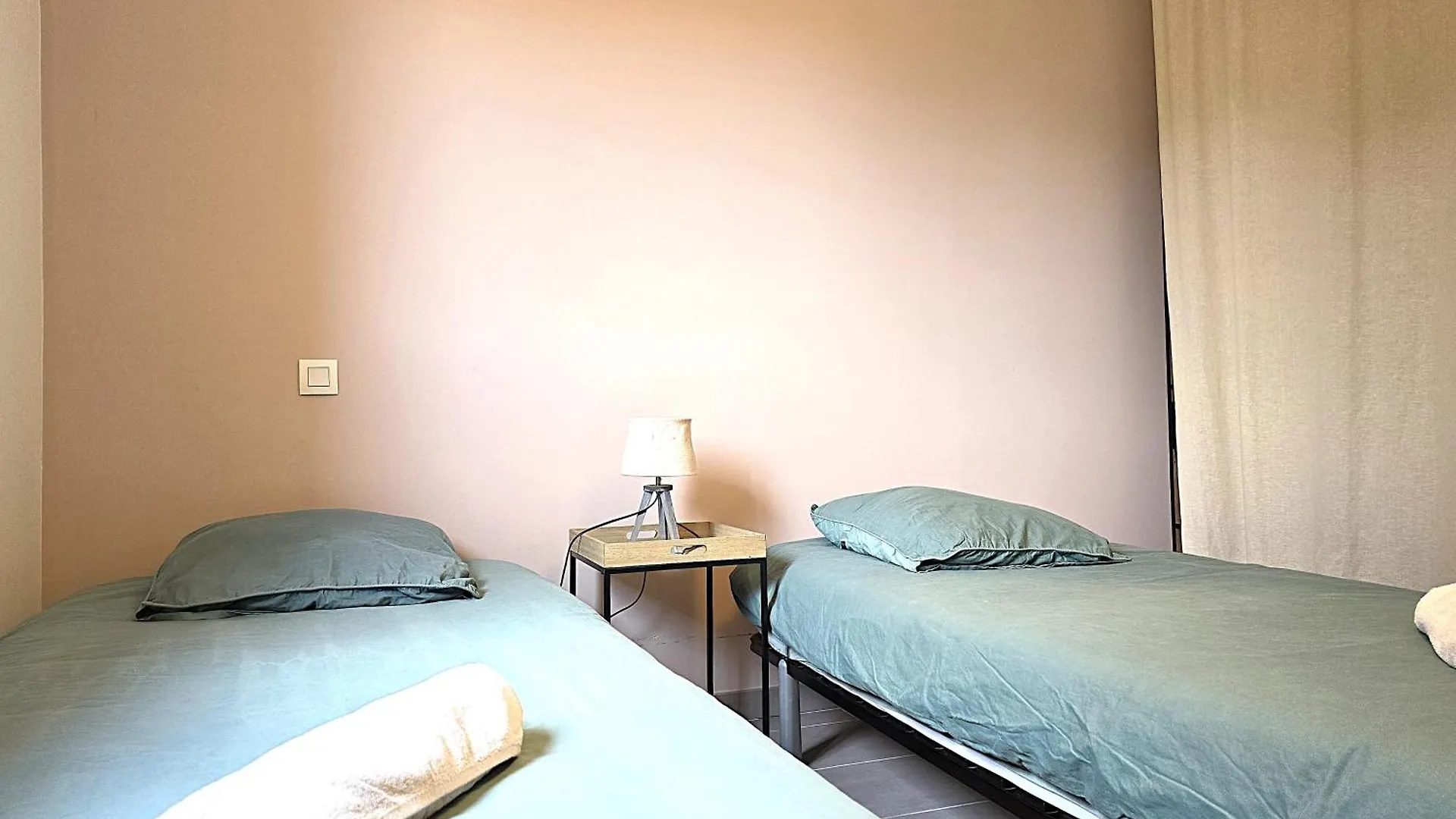 Le Clos Andree - Charmante Maison 8 Personnes - 5 Lits - Climatisation Reversible - Parking 3 Vehicules - Garage - Zone Nord Montauban - Terrasse Et Jardin 0*,  Franciaország